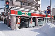 ファミリーマート北星学園女子高前店 113m