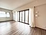 リビング/ダイニング：角住戸ですので窓がたくさんあり、風通しも明るさも増していいお部屋です