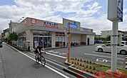 ウエルシア摂津千里丘駅前店 徒歩11分。 810m