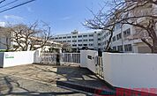 高槻市立柳川中学校 徒歩9分。 680m