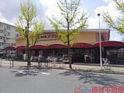 食品館アプロ総持寺店 徒歩6分。 450m
