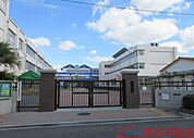 高槻市立高槻小学校 徒歩5分。 400m