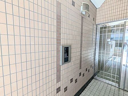 オートロックを備え、居住者以外の出入りに配慮されたマンションエントランスです。