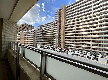陽当たりのよいバルコニー。洗濯物も気持ちよく干せ、明るい住空間につながります。