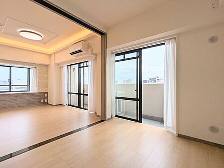 一日の疲れをゆっくりと癒やせる、落ち着いた雰囲気の寝室として使えるお部屋です。