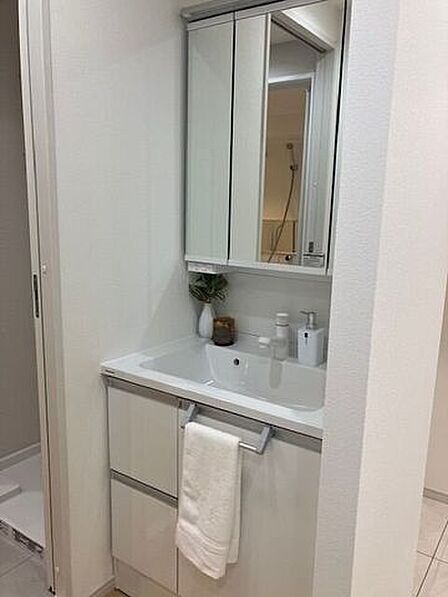開放感のあるオープンタイプの洗面台。すっきりとしたシンプルデザインで、使い勝手と洗練された見た目を両立！