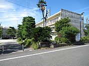 長島中部小学校　近鉄名古屋線「近鉄長島駅」から徒歩約8分程に位置する小学校です。校庭にはシンボルとなるクロマツの大樹があります。 180m