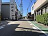 その他：幅員約6.3mの前面道路です。車がすれ違うのに十分な道幅です。車が2台と通行人も通れる幅となっています。（2025年10月17日　撮影）