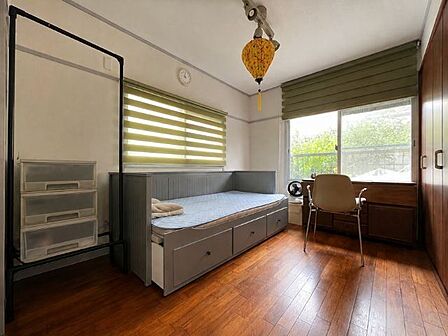 南東側の洋室は角部屋なので2面に窓があり、朝から明るくすごせるお部屋です。※AIによる物消し加工を行っています(2026年8月4日撮影)