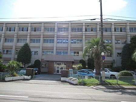【光風中学校】生徒の自主性を尊重し、挨拶がしっかりできる生徒が育っている。中学校生活が楽しくなる学校です。 900m