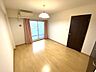 洋室：【洋室６帖】すっきりとした綺麗な部屋形状のため、シングルベッドやデスクなどの家具配置がしやすい使い勝手の良い間取り。寝室としてはもちろん集中しやすい作業部屋、子供部屋など、自由自在に活用いただけます。