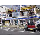 コンビニ「ローソン諏訪湖岸通り店まで827ｍ」