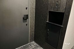 玄関前には各部屋に宅配ボックスが設置されています。