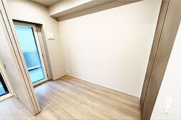 リビングに隣接した洋室。普段は引き戸を開けリビングとして使ったり、お客様がいらした際はプライベート空間を隠すことが出来ます。