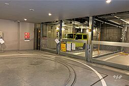 屋内機械式駐車場のため、車を降りてから機械を操作して車を格納するので、車両事故のリスクも減らせます。