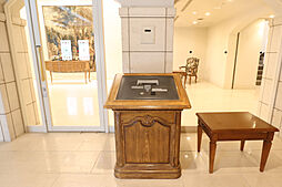 オートロックの操作盤。こちらも美術館の展示台さながらの高級感。