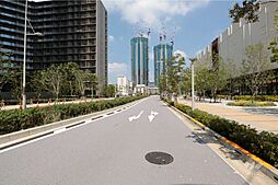 敷地北西側の前面道路(南西側から)