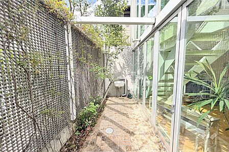 陽光がふんだんに注ぎ込むテラス。
