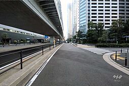 敷地北東側の前面道路(南東側から)