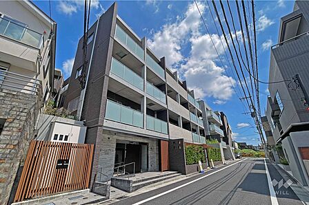 ラグシスヒルズ三軒茶屋の外観(南西側から)