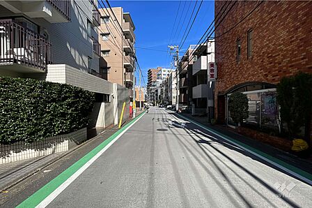 敷地北東側の前面道路(南東側から)