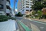 その他：敷地北西側の前面道路（南西側から）