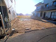 【現地土地写真】敷地全体を有効活用できる形状です。建築条件無しにつき、お好きなハウスメーカー・工務店をご利用いただけます。