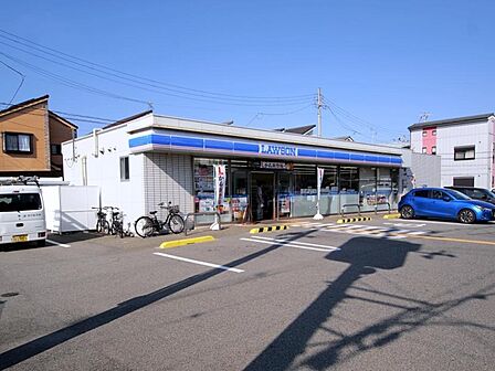 【ローソン和泉上町店】徒歩13分。大通り沿いに位置したコンビニエンスストア。ローソン限定のオリジナルフードやスイーツなどが販売されています。営業時間は24時間です。