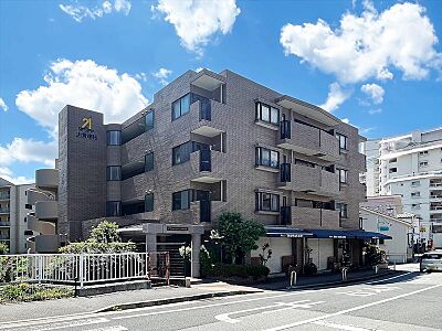 外観：RC造5階建　総戸数18戸　1階店舗花屋さんが入り明るいマンションです。