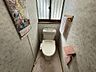 トイレ：トイレに窓があり、換気採光があります。