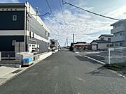 大通りから離れた静かな住宅街。車通りも少ない安心なエリアです。
