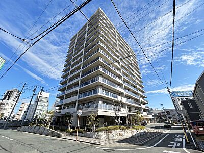 外観：JR東海道本線「浜松」駅まで徒歩約10分の駅近マンション、14階建ての6階部分のお部屋でございます♪