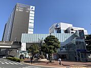 新浜松駅まで　1692m　徒歩約22分●近隣にある東海道新幹線と在来線の東海道本線の浜松駅、浜松駅バスターミナルと共に、静岡県西部（遠州地域）における交通の拠点となっている。