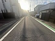 周辺にはスーパーやコンビニ、ドラッグストアなどが揃っており生活しやすい環境です！