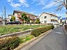 外観：写真からも感じられる、住宅街ならではの穏やかな空気感。周囲には戸建住宅が並び、空にもほどよい抜けがあります。現地だからこそ感じられる心地よさがあります。