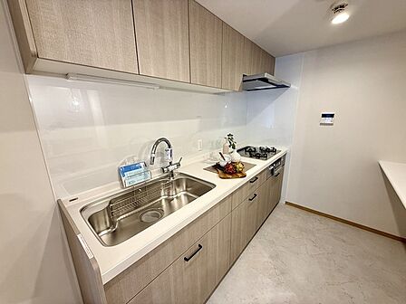 木の温かみとバルコニーから差し込む自然光が心地よい、開放感あふれる住まいです。