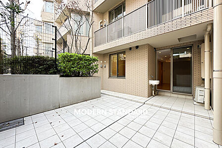 テラス(6.85m2)、ユーティリティテラス(22.67m2)付です。