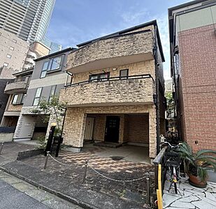 外観:地上3階・地下1階の落ち着きある邸宅※現況と間取り図が異なる場合は、現況優先とします。 外観:地上3階・地下1階の落ち着きある邸宅※現況と間取り図が異なる場合は、現況優先とします。