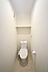 トイレ：清潔感あふれるトイレは節水タイプを採用し家計にもやさしい仕様。上部棚がありトイレットペーパーや小物をきれいに収納できます。落ち着いた内装で日々の使用が快適。※施工事例です。