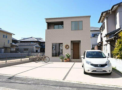 外観:整った外観と広い駐車スペースが日々のカーライフを快適に。家族の新しい暮らしに似合う住まいです。※施工事例です。実際とは異なります。 外観:整った外観と広い駐車スペースが日々のカーライフを快適に。家族の新しい暮らしに似合う住まいです。※施工事例です。実際とは異なります。