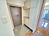 玄関：玄関は大型シューズボックス付きで家族の靴がしっかり収まります。石調の土間が上質感を演出し、帰宅時に気分が上がる空間。廊下幅にもゆとりがあり、ベビーカーの出し入れも楽々です。