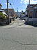その他：一直線に伸びるフラットな道路。交通量は落ち着き、子どもも歩きやすい住環境が整います。