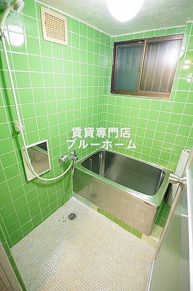 浴室：小窓付きで換気しやすい！