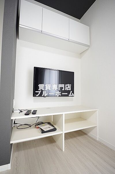 画像14:壁掛けのテレビ付きで収納スペースも！