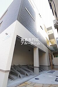 外観：木造3階建てのきれいな物件！