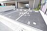 敷地内にある駐車場です！屋根付きと青空が有ります！