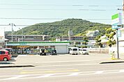 [コンビニ]ファミリーマート高松西町店まで180m