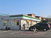 ファミリーマート　木津梅美台店まで550メートル