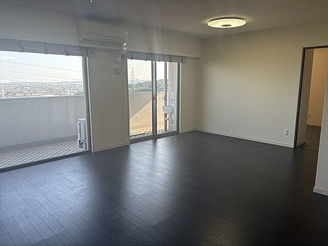 リビング/ダイニング 南駿河台6　売マンション 8階/-