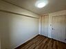 その他：白を基調とした建具で明るい印象の洋室です。